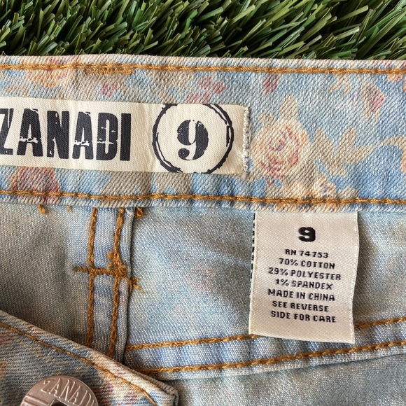 Flowers Shorts - Picture 2 of 3